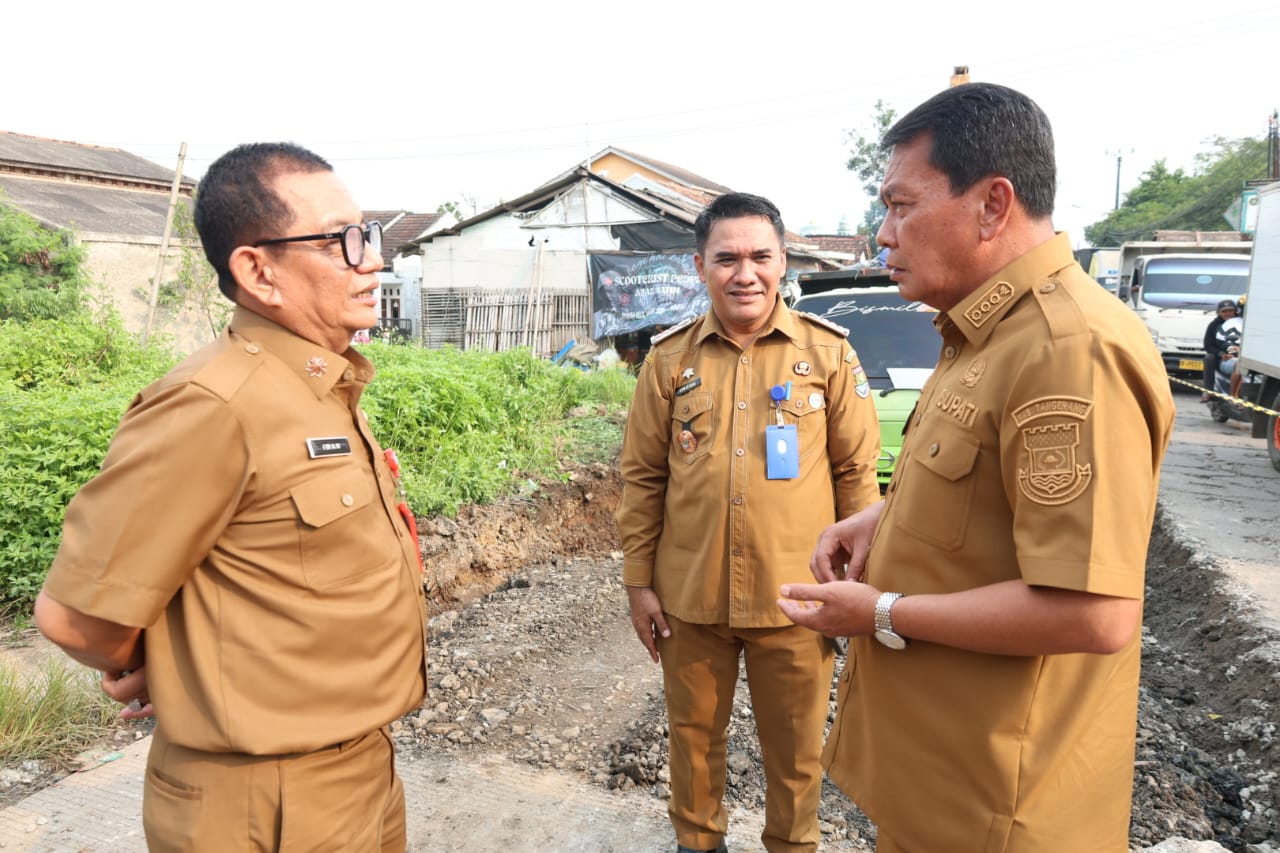 Bupati Tangerang, Moch Maesyal Rasyid, meninjau perbaikan Jalan Cangkudu–Cisoka untuk meningkatkan kenyamanan dan keselamatan pengguna.