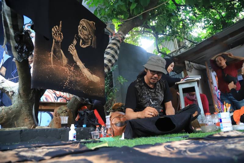 Creative Collective Tangerang 2025 adalah ajang kolaborasi seni dan inovasi untuk mendukung industri kreatif lokal.