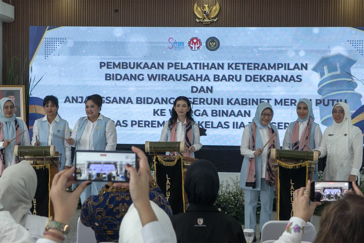 Selvi Gibran Rakabuming dan Tinawati Andra Soni membuka pelatihan keterampilan untuk warga binaan Lapas Perempuan Kelas II A Tangerang.