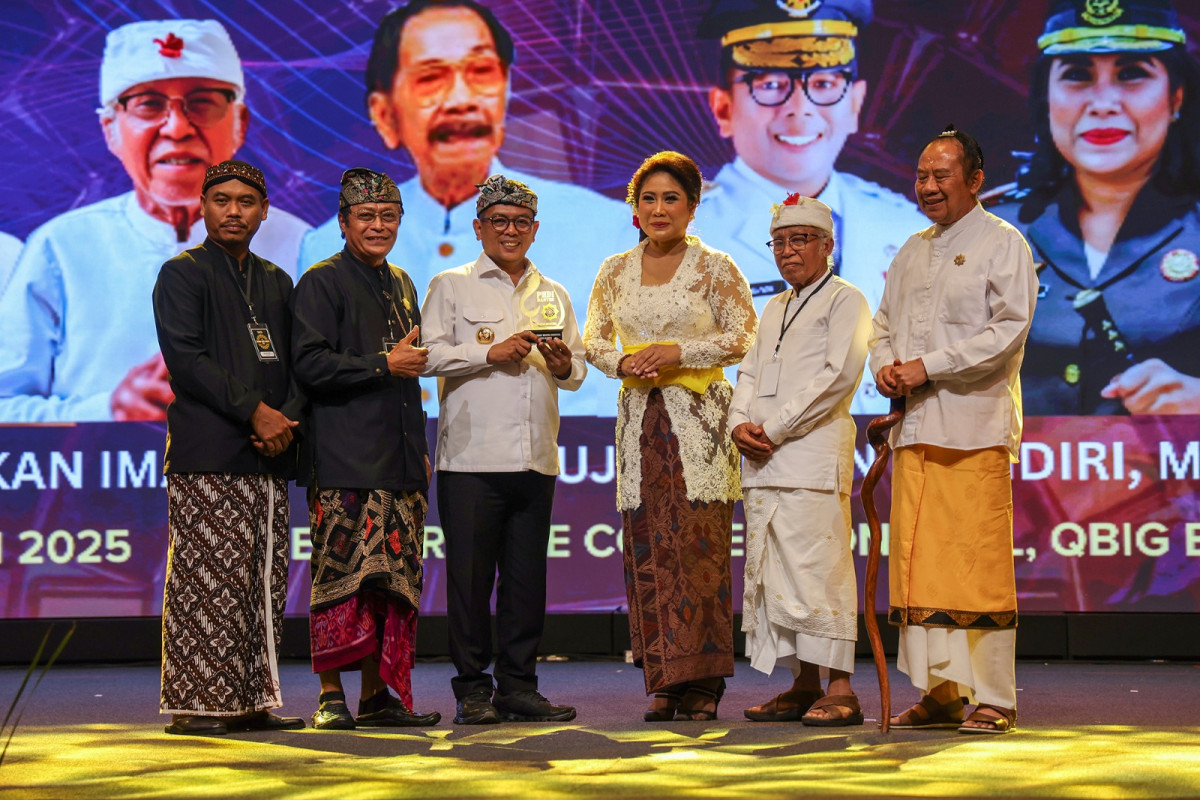 Gubernur Banten, Andra Soni, menghadiri Dharma Santi Banten 2025 di QBIG BSD City, mengajak semua pihak mendukung Indonesia Emas 2045.