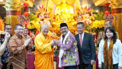 Wakil Gubernur DKI Jakarta, Rano Karno, menghadiri perayaan Tri Suci Waisak 2025 di Wihara Ekayana Arama, Kebon Jeruk.