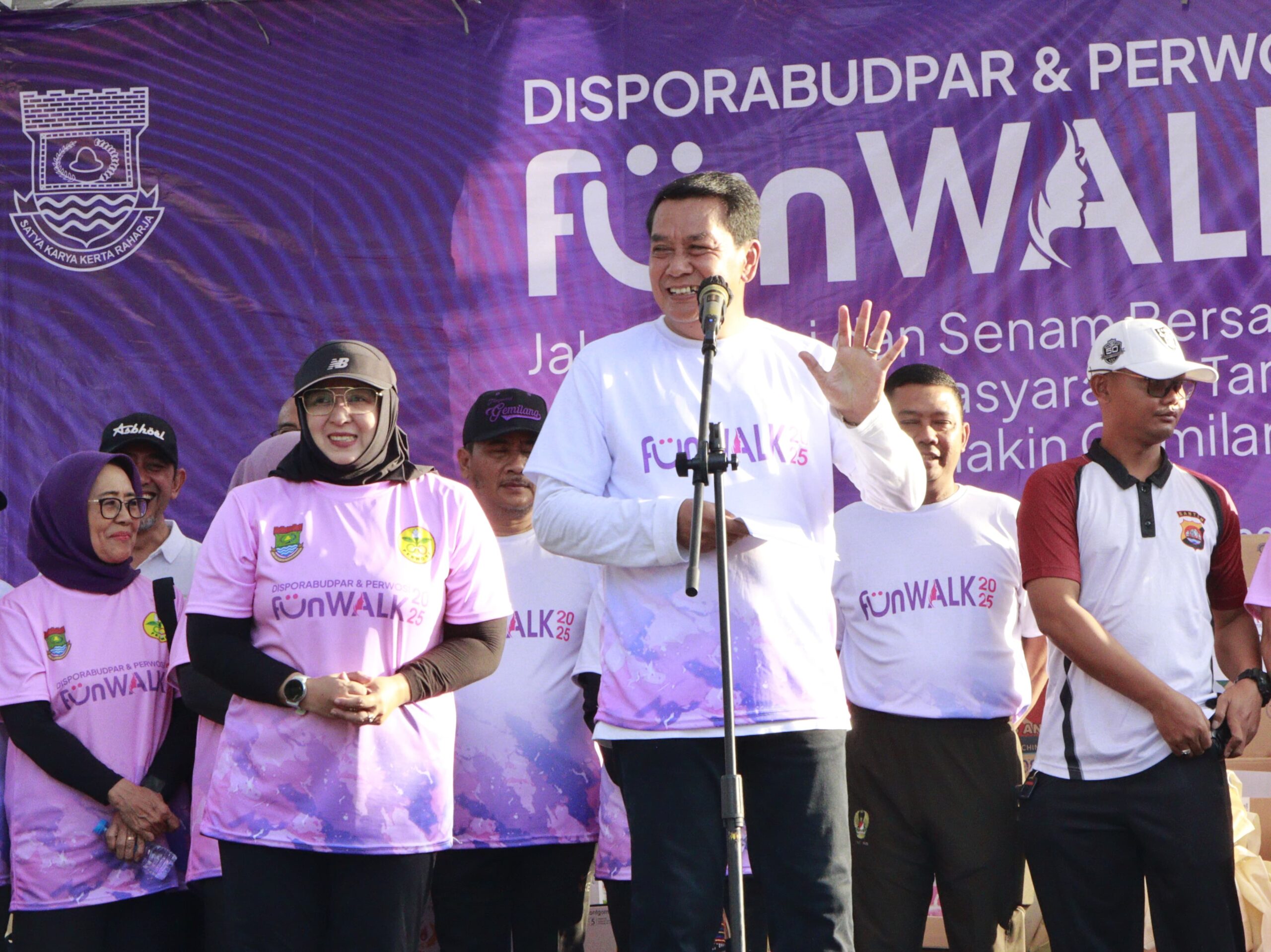 Acara Senam Tangerang Gemilang dan Jalan Sehat resmi dibuka oleh Bupati Tangerang, mendorong gaya hidup sehat dan kebersamaan masyarakat.