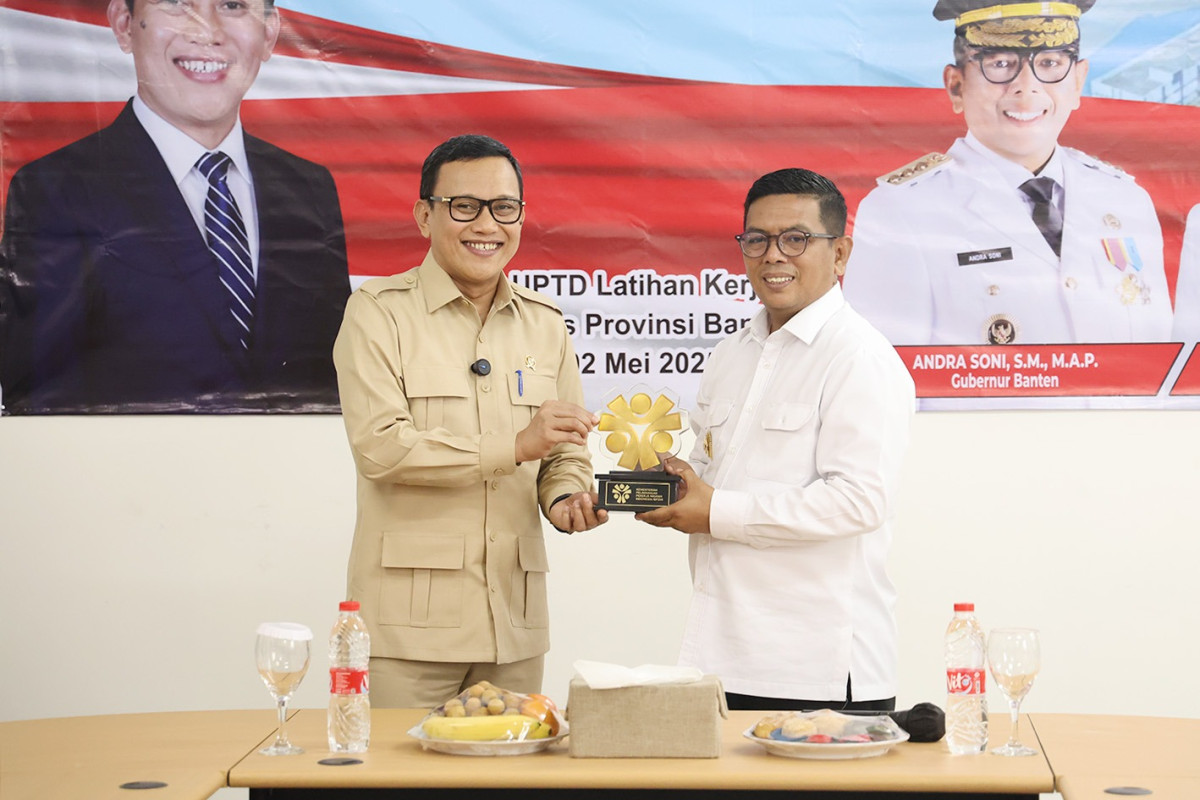 Gubernur Banten dan Menteri P2MI berkolaborasi untuk meningkatkan pelatihan pekerja migran, guna mengurangi pengangguran.