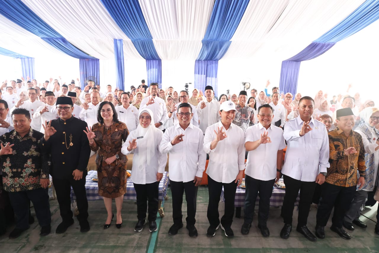 Gubernur Banten, Andra Soni, meluncurkan Program Sekolah Gratis untuk SMA dan SMK swasta pada 2 Mei 2025 untuk mengurangi putus sekolah.