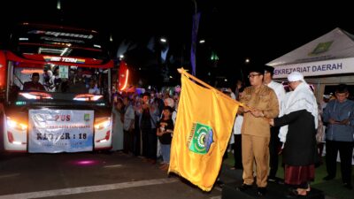 H. Maryono, Wakil Wali Kota Tangerang, bersama Sekretaris Daerah dan Kepala Kantor Kementerian Agama, melepas keberangkatan 393 Calon Jemaah Haji Kloter 18 CKG/Banten di Taman Elektrik. (Foto: tangerangkota.go.id)