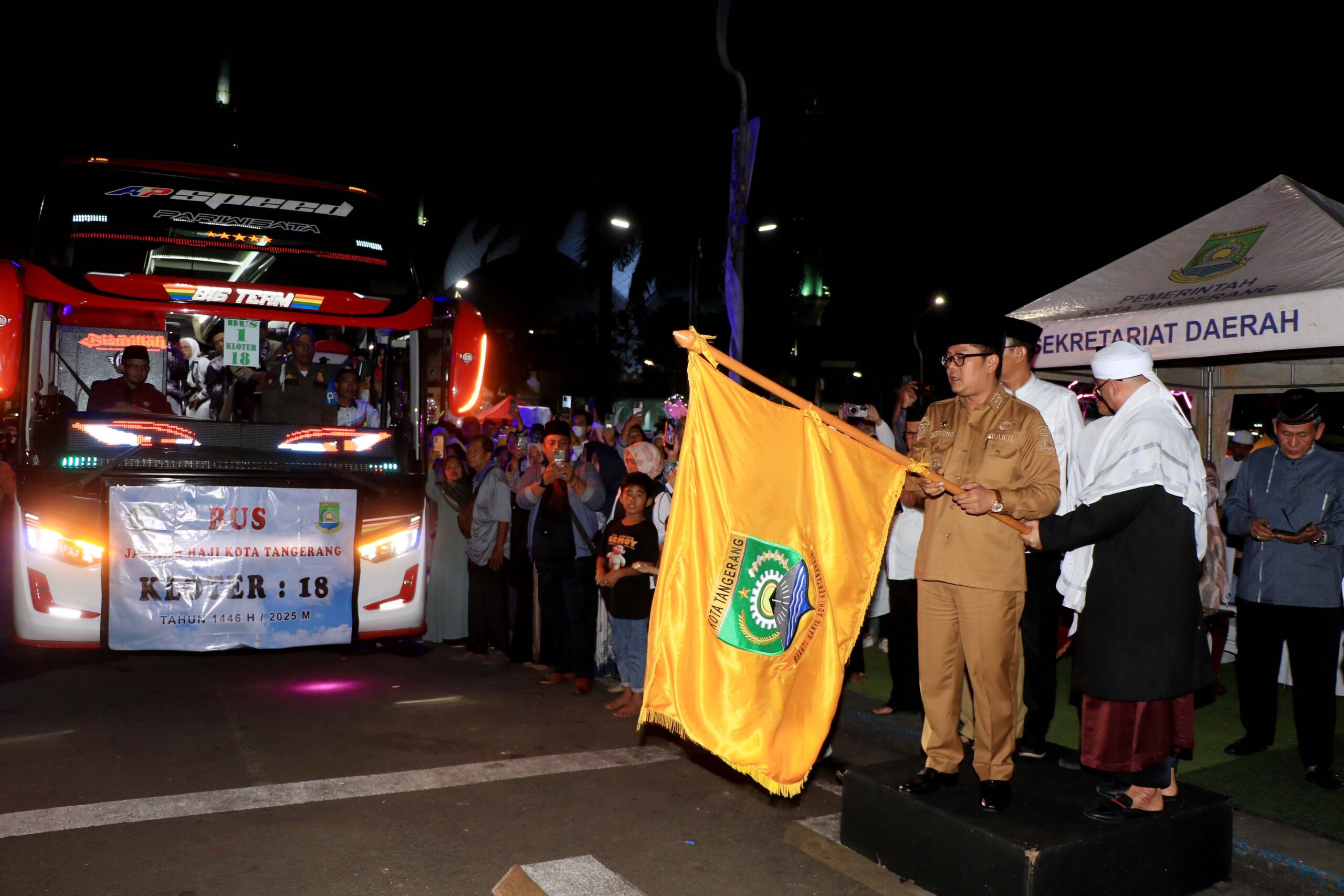 H. Maryono, Wakil Wali Kota Tangerang, bersama Sekretaris Daerah dan Kepala Kantor Kementerian Agama, melepas keberangkatan 393 Calon Jemaah Haji Kloter 18 CKG/Banten di Taman Elektrik. (Foto: tangerangkota.go.id)