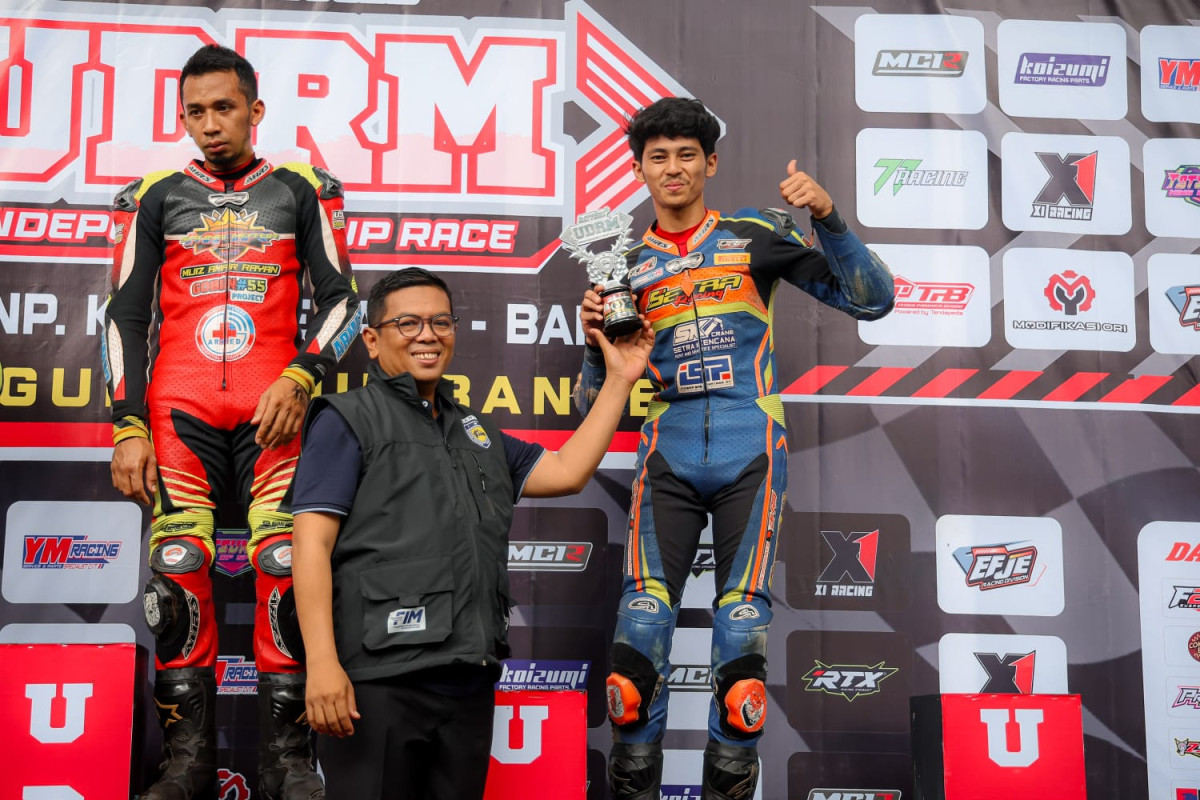 Gubernur Banten, Andra Soni melepas Kejuaraan Road Race Piala Gubernur Banten Daytona UDRM Independent Cup 2025 di Sirkuit Non Permanen KP3B Curug, Kota Serang, Minggu (4/5/2025).