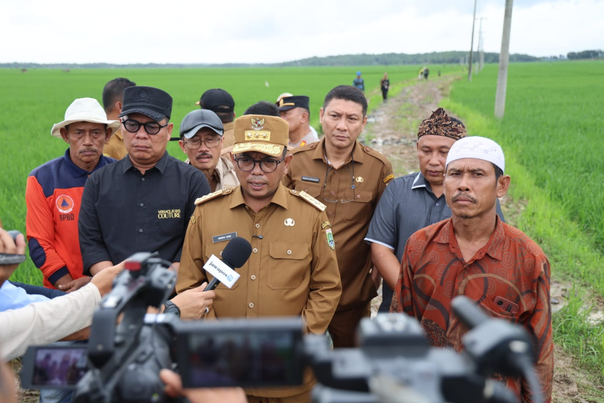 Gubernur Banten, Andra Soni meninjau calon lokasi yang akan dijadikan percontohan pelaksanaan program Jalan Usaha Tani (JUT) di Kecamatan Wanasalam, Kabupaten Lebak, Senin (26/5/2025).