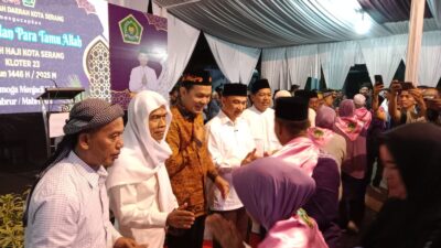 Pemerintah Kota Serang melepas jamaah haji kloter 23 di Alun-alun Barat, dihadiri Wakil Gubernur Banten, dengan total 393 jamaah.