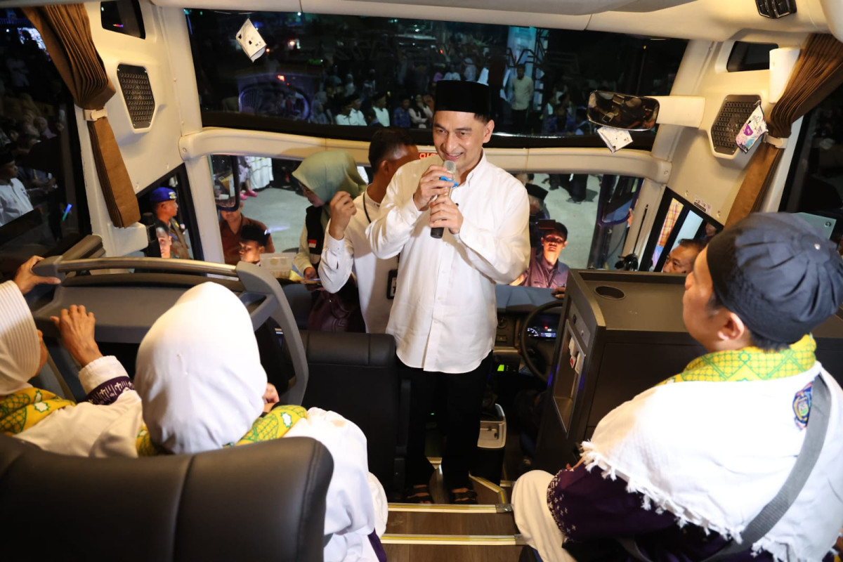 Wakil Gubernur Banten, A Dimyati Natakusumah, melepas jamaah haji kloter 47 JKG asal Kota Tangerang Selatan.