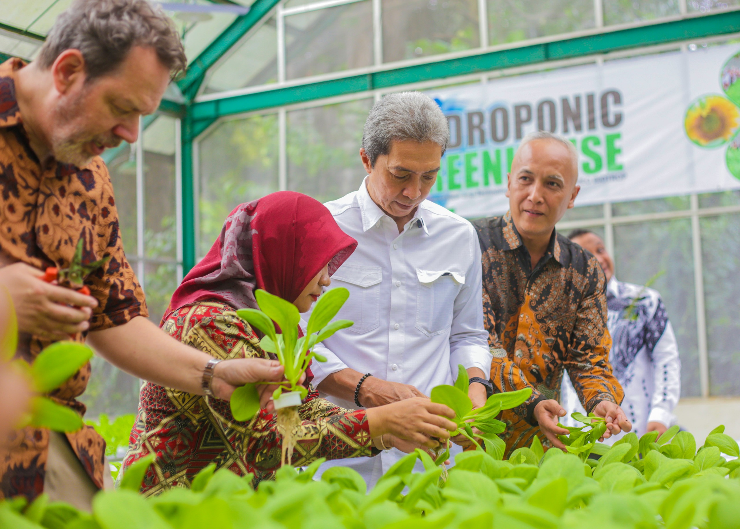 Wali Kota Bogor, Dedie A. Rachim, bersama SEAMEO BIOTROP dan IPB University, menyambut Duta Besar Swedia, Daniel Blockert.