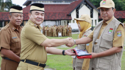 Sekda Kabupaten Tangerang, Soma Atmaja, melepas 100 petugas pemeriksa kesehatan hewan kurban menjelang Idul Adha 2025