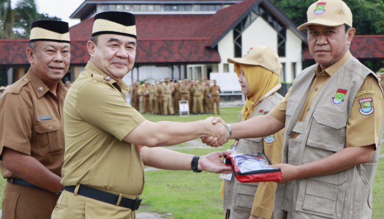 Sekda Kabupaten Tangerang, Soma Atmaja, melepas 100 petugas pemeriksa kesehatan hewan kurban menjelang Idul Adha 2025