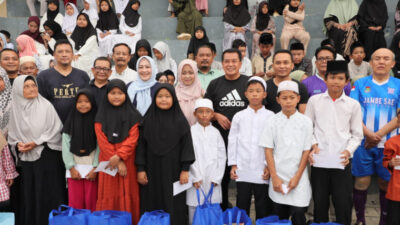 Bupati Tangerang merayakan ulang tahunnya yang ke-60 dengan 100 anak yatim dalam acara sederhana di Indomilk Sport Center.