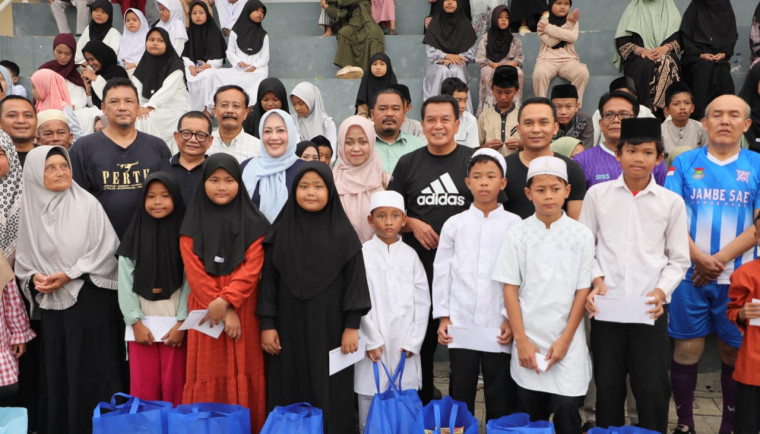 Bupati Tangerang merayakan ulang tahunnya yang ke-60 dengan 100 anak yatim dalam acara sederhana di Indomilk Sport Center.