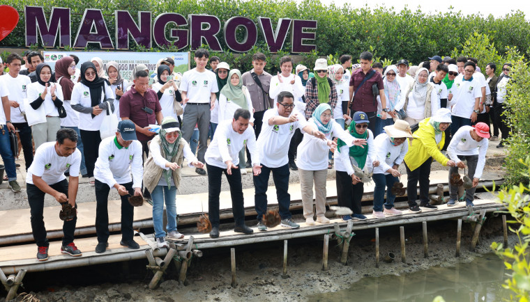 Bupati Tangerang, Moch Maesyal Rasyid, bersama FORHATI dan KAHMI, menanam 2.000 mangrove di Mauk untuk memperingati Hari Bumi 2025.