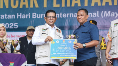 Gubernur Banten, Andra Soni, menegaskan peran buruh sebagai pilar ekonomi dalam peringatan Hari Buruh Internasional 2025, mendorong kolaborasi untuk kesejahteraan masyarakat.