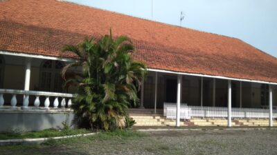 Jelajahi Wisata Mbesaran Hijau di Jatibarang, Brebes, yang menawarkan pengalaman edukatif dan sejarah dekat Pabrik Gula Jatibarang.