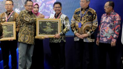 Pemkot Tangerang meraih Juara 1 SPM Awards berkat komitmennya dalam pelayanan publik dan menerima penghargaan dari Mendagri.