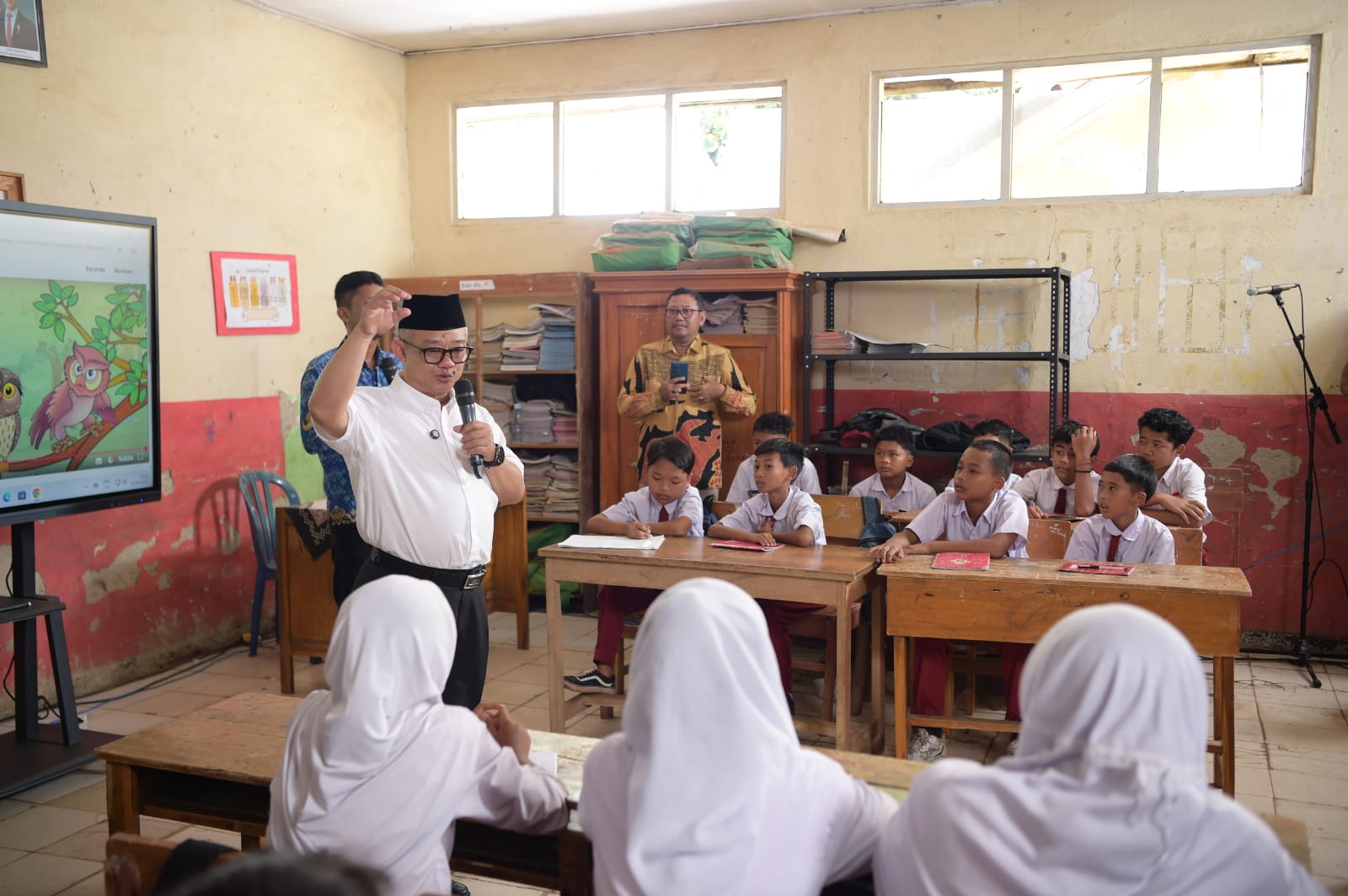 Mendikdasmen Abdul Mu'ti mengunjungi SDN Leuwibatu pada Hardiknas 2025, mendorong siswa aktif belajar dan menerapkan Tujuh Kebiasaan Anak Indonesia Hebat.