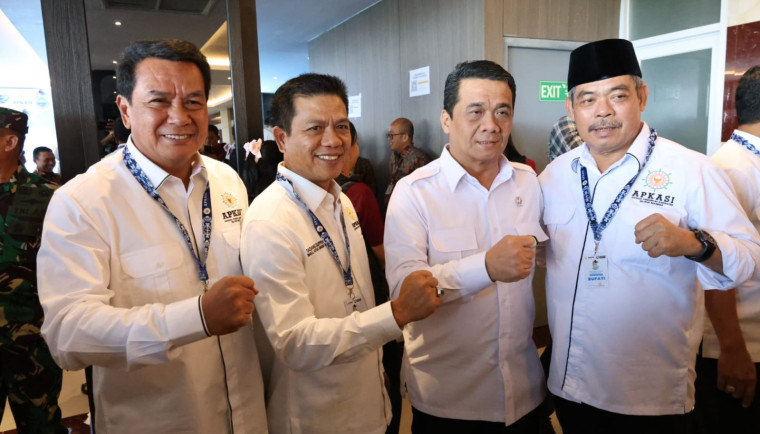 Bupati Tangerang, Moch. Maesyal Rasyid, hadir di Munas VI Apkasi 2025 di Minahasa Utara, di mana Bursah Zarnubi terpilih sebagai Ketua Umum.