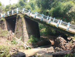 Jembatan Penghubung Dua Kecamatan di Pasuruan Ambruk, Warga Terpaksa Tempuh Jalur Memutar