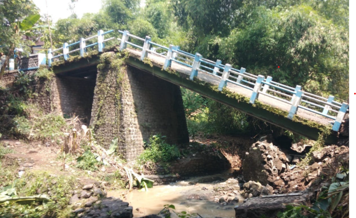 Jembatan di Dusun Karangjati, Pasuruan, ambrol akibat hujan deras. BPBD segera tanggap, sementara warga membangun jembatan darurat.