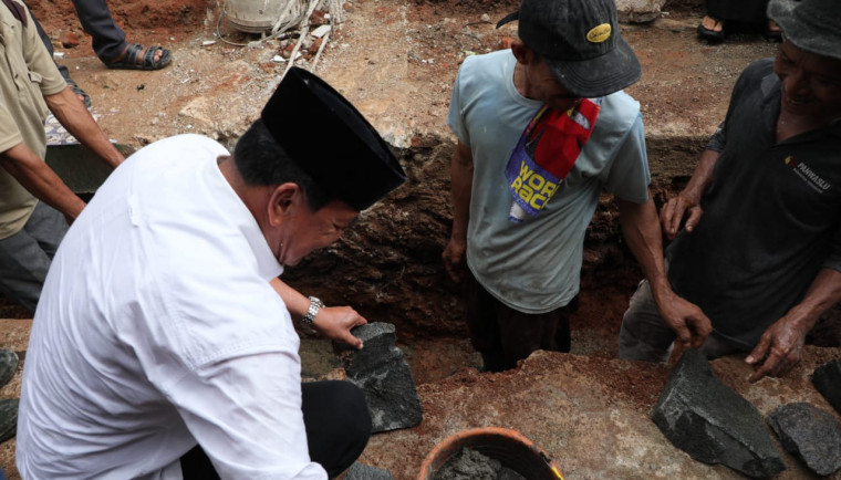 Bupati Tangerang, Moch Maesyal Rasyid, melakukan peletakan batu pertama pembangunan Masjid Al Muawanah di Desa Jeungjing.