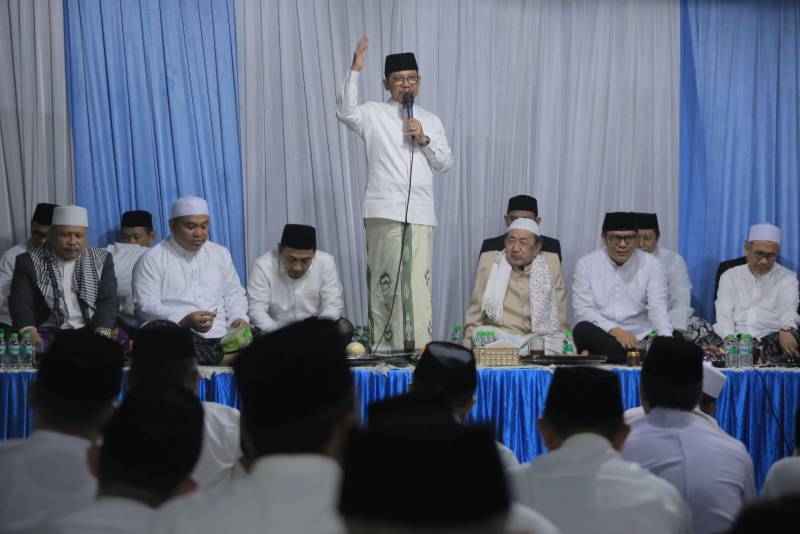Pemkot Tangerang adakan pengajian bulanan pertama, Wali Kota Sachrudin tekankan pentingnya pendidikan rohani untuk masyarakat yang religius.