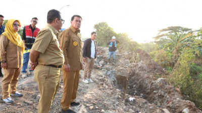 Bupati Tangerang, Moch Maesyal Rasyid, meninjau perbaikan Jalan Jati Gintung-Cituis di Sukadiri untuk meningkatkan akses masyarakat.