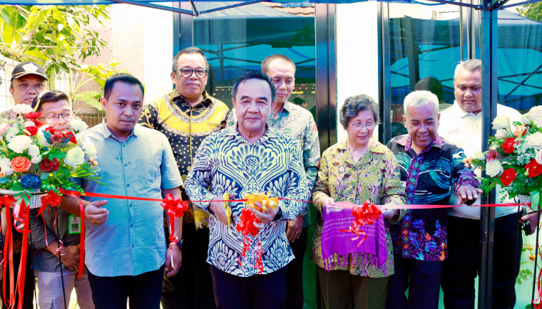 Sekda Tangerang, Soma Atmaja, meresmikan Balai PKK Melati 24 di Kelurahan Binong untuk mendukung pemberdayaan masyarakat dan program PKK.