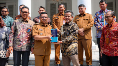 Gubernur Banten, Andra Soni, mendorong pemerataan listrik di daerah kepulauan dan berkolaborasi dengan PLN untuk mengatasi masalah kelistrikan dan sampah di Provinsi Banten.