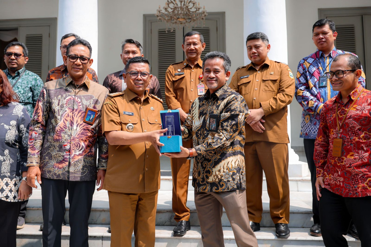 Gubernur Banten, Andra Soni, mendorong pemerataan listrik di daerah kepulauan dan berkolaborasi dengan PLN untuk mengatasi masalah kelistrikan dan sampah di Provinsi Banten.