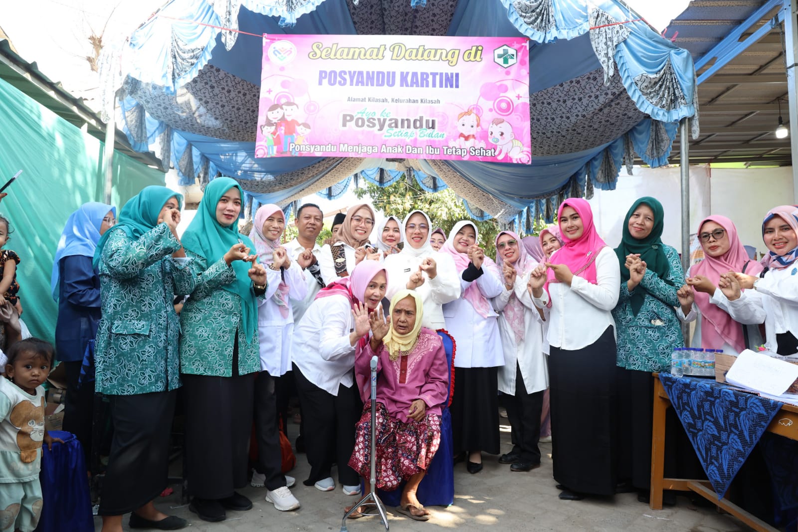 Tinawati Andra Soni meninjau enam Standar Pelayanan Minimal di Posyandu Kota Serang untuk persiapan Lomba Posyandu Nasional.