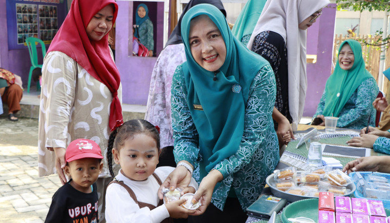 Gerebek Posyandu di Kecamatan Jambe: masyarakat bersemangat melawan stunting dengan layanan kesehatan untuk balita dan ibu hamil.