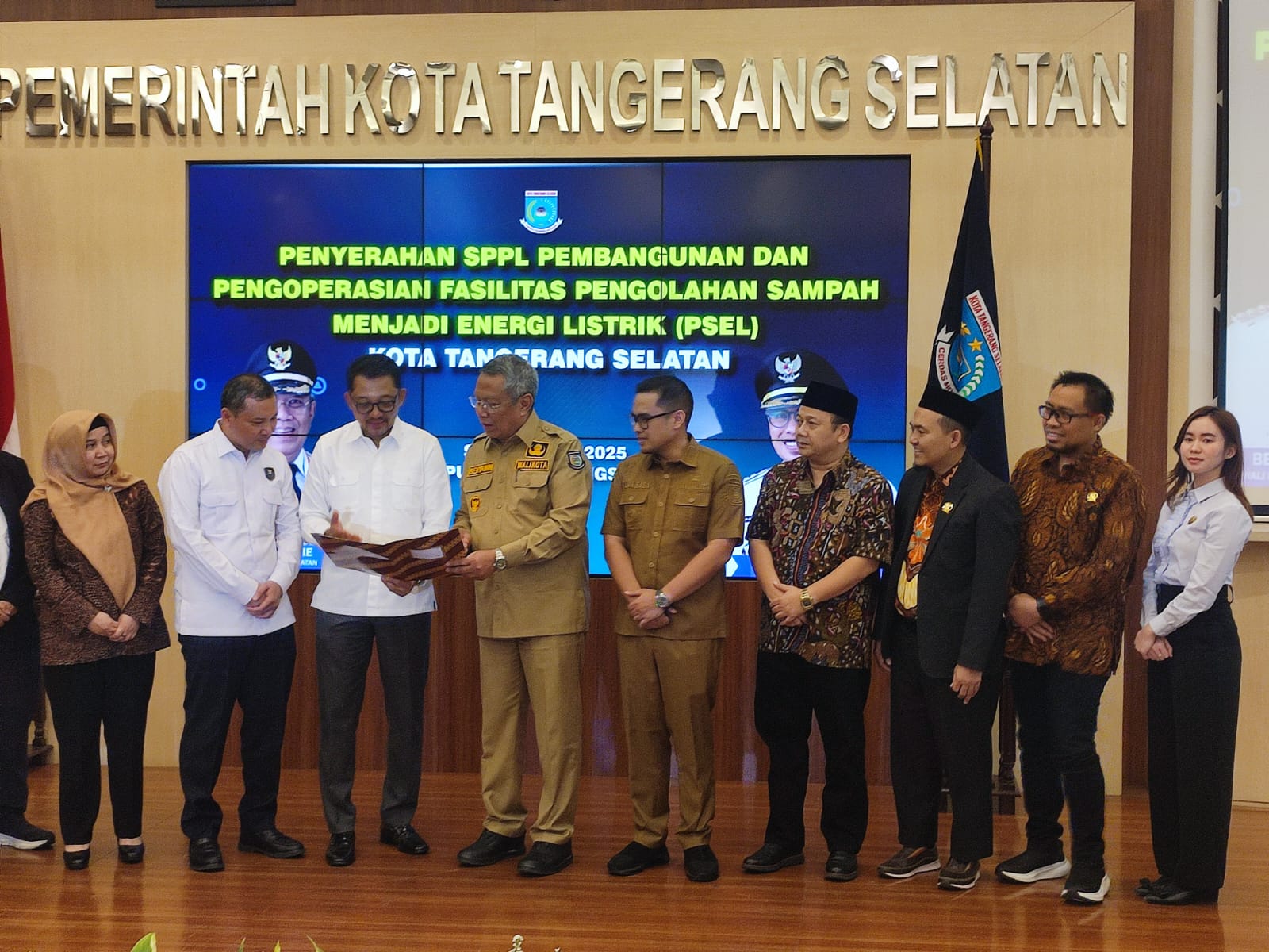 Proyek PSEL di Tangerang Selatan mengubah 1.100 ton sampah menjadi energi listrik dengan investasi 2,65 triliun, beroperasi penuh pada 2029.