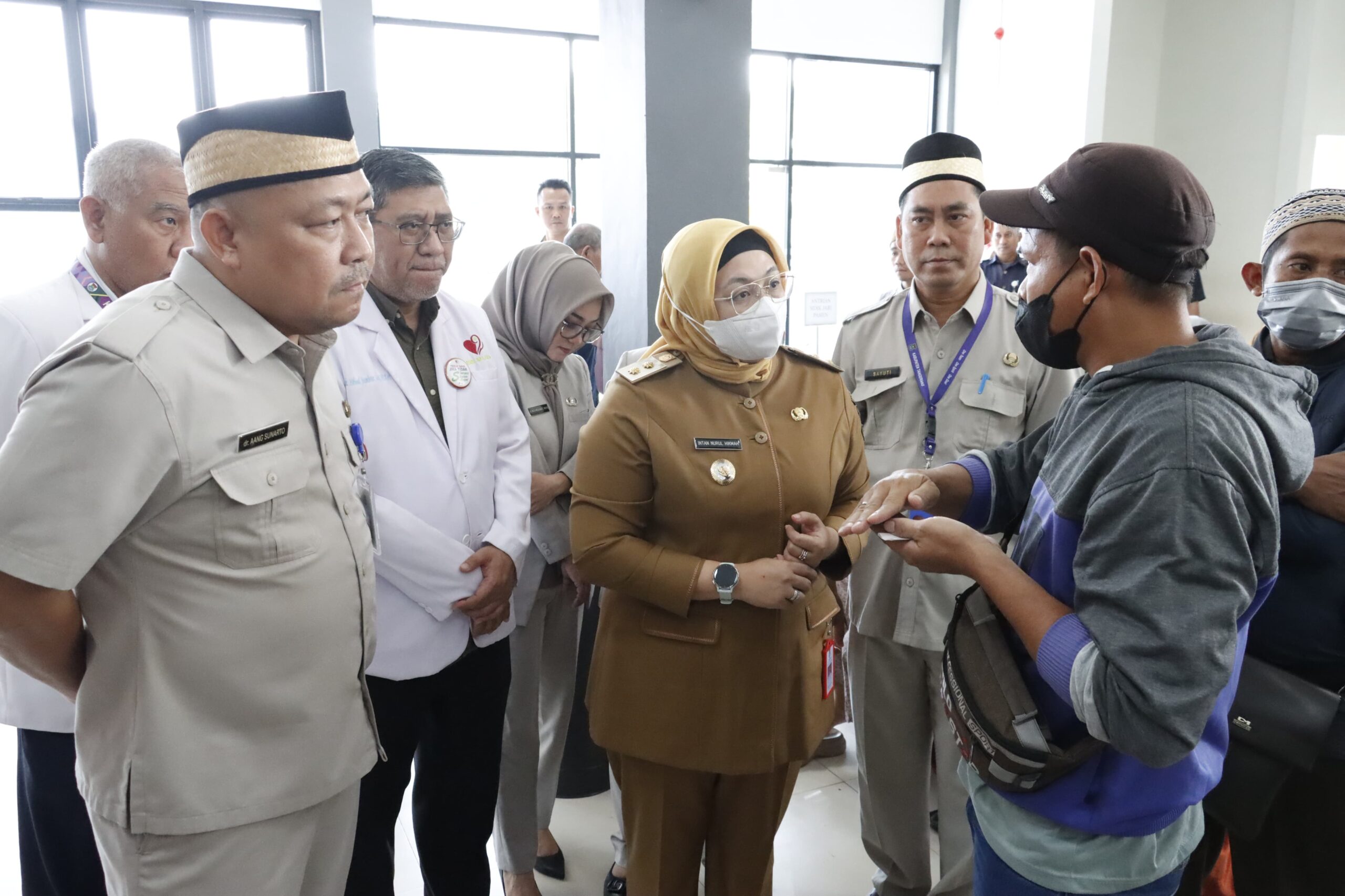 Wakil Bupati Tangerang, Intan Nurul Hikmah, kunjungi RSUD Balaraja untuk tanggapi keluhan antrean BPJS dan fasilitas.