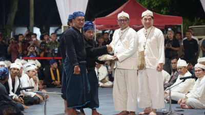 Seba Gede 2025: Gubernur Banten menerima Laksa dari masyarakat Baduy, mendengarkan pesan tentang kelestarian alam dan kesehatan.