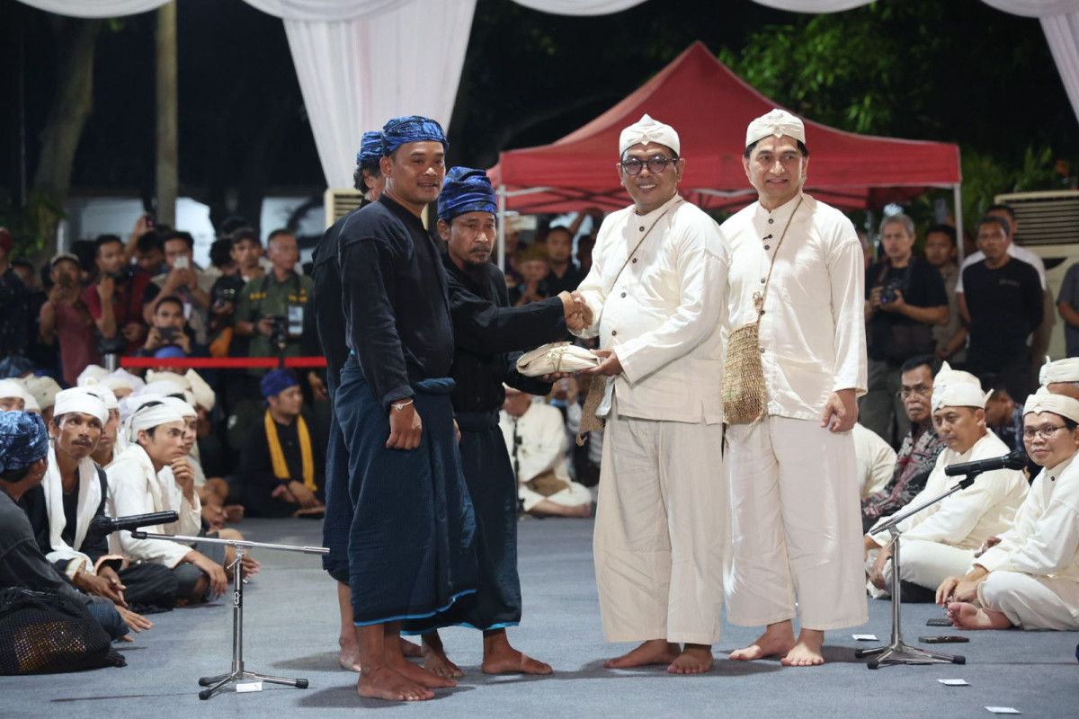 Seba Gede 2025: Gubernur Banten menerima Laksa dari masyarakat Baduy, mendengarkan pesan tentang kelestarian alam dan kesehatan.