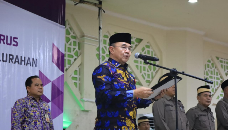Sekda Kabupaten Tangerang, Soma Atmaja, melantik 720 nadzir wakaf di Aula Masjid Agung Al-Amjad, Tigaraksa.