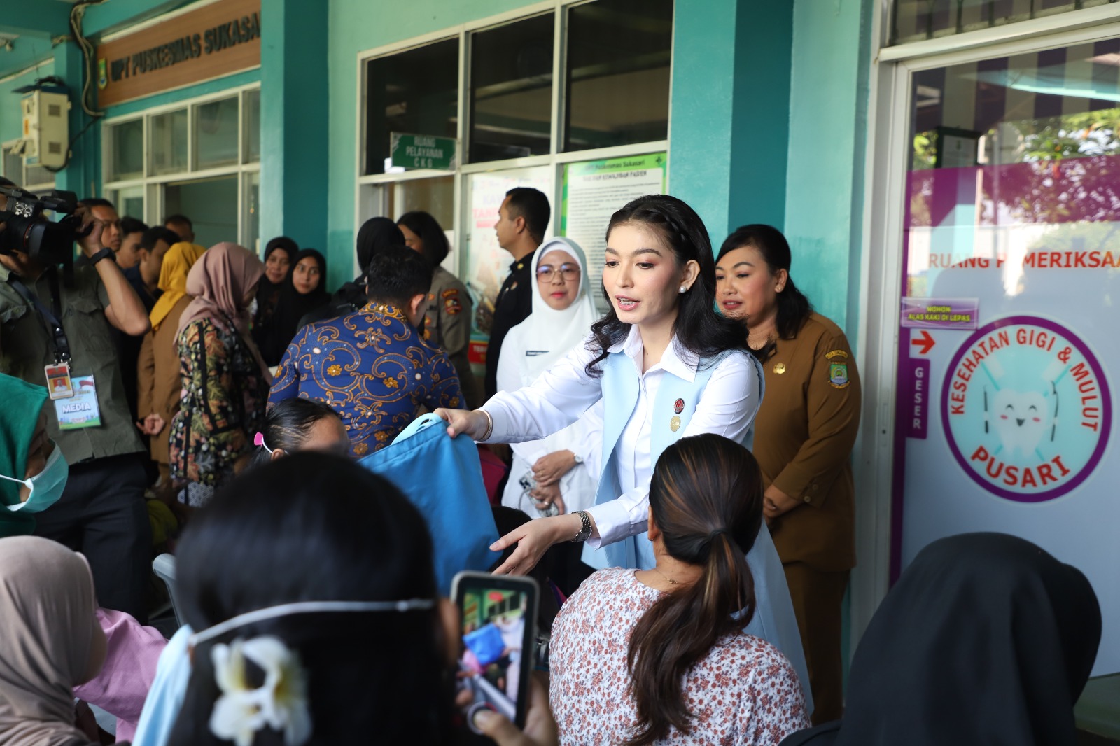 Selvi Ananda mengunjungi Puskesmas Sukasari untuk membagikan susu dan meninjau layanan Cek Kesehatan Gratis.