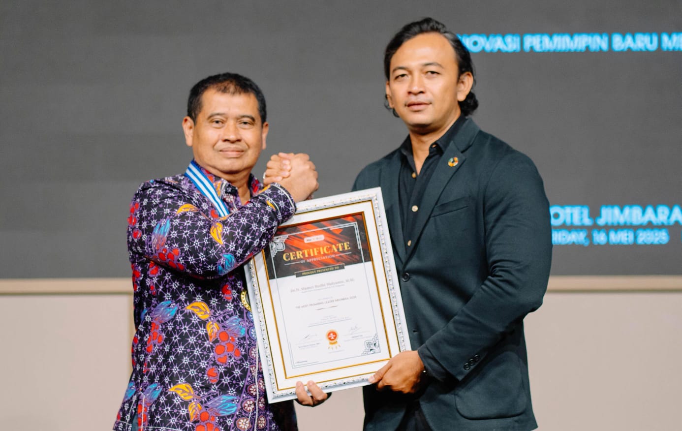 Penghargaan The Leader Magazine Award 2025 diraih Slamet Budhi Mulyanto berkat inovasi dan kolaborasi di daerah.