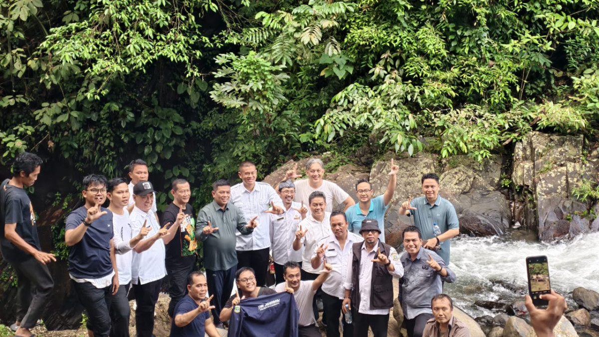 Gubernur Banten, Andra Soni, meninjau Kawasan Taman Hutan Raya Carita dan menekankan potensi kawasan ini untuk mendukung perekonomian lokal.