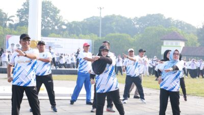 Intan Nurul Hikmah memimpin senam bersama untuk merayakan Hari Pendidikan Nasional, meningkatkan semangat dan kebersamaan.