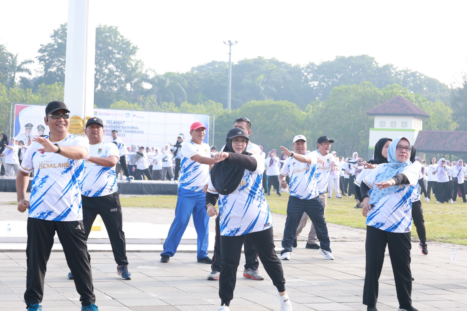 Intan Nurul Hikmah memimpin senam bersama untuk merayakan Hari Pendidikan Nasional, meningkatkan semangat dan kebersamaan.