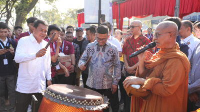 Bupati Tangerang, Moch Maesyal Rasyid, menghadiri perayaan Waisak 2569 BE, menekankan kerukunan antarumat beragama.