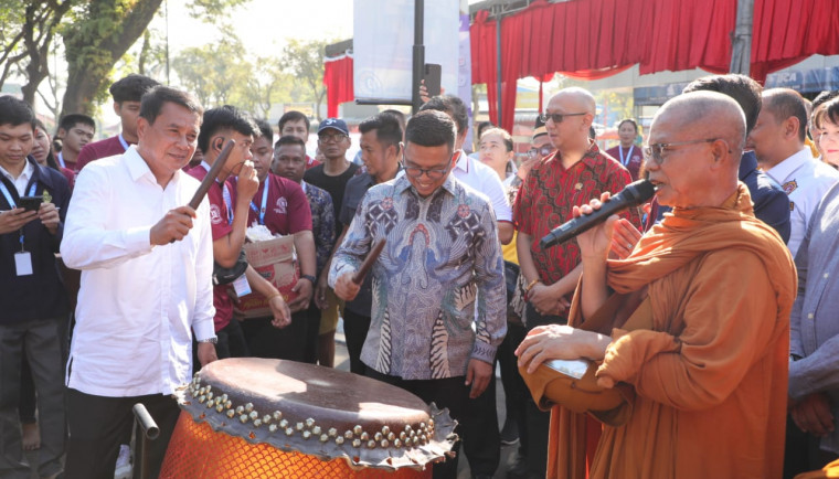 Bupati Tangerang, Moch Maesyal Rasyid, menghadiri perayaan Waisak 2569 BE, menekankan kerukunan antarumat beragama.
