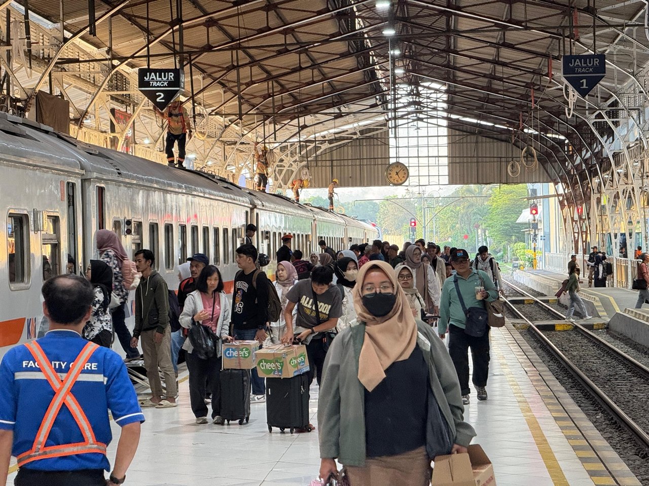PT Kereta Api Indonesia (Persero) menghadirkan program diskon tarif sebesar 30% untuk perjalanan Kereta Api Ekonomi non-subsidi pada periode 5 Juni hingga 31 Juli 2025. Sebanyak 3,4 juta tempat duduk disediakan untuk lebih dari 100 perjalanan KA Ekonomi yang menjangkau berbagai relasi strategis antardaerah.