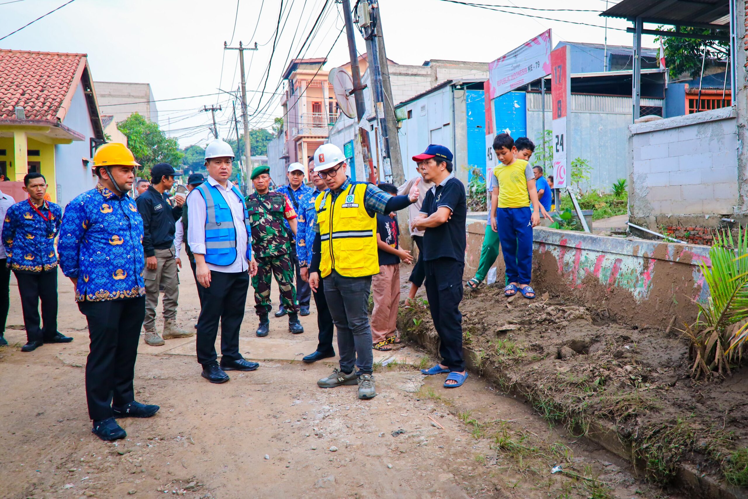 Wakil Wali Kota Tangsel Pilar Saga Ichsan meninjau langsung lokasi terdampak banjir khususnya di wilayah Rawa Buntu, Kecamatan Serpong, pada Senin (02/06/2025).