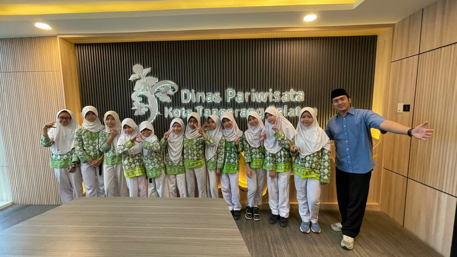 Dinas Pariwisata Kota Tangerang Selatan (Tangsel) menerima kunjungan siswa Al-Muallafah Islamic School Bintaro Jaya. Kamis (12/06/2025).
